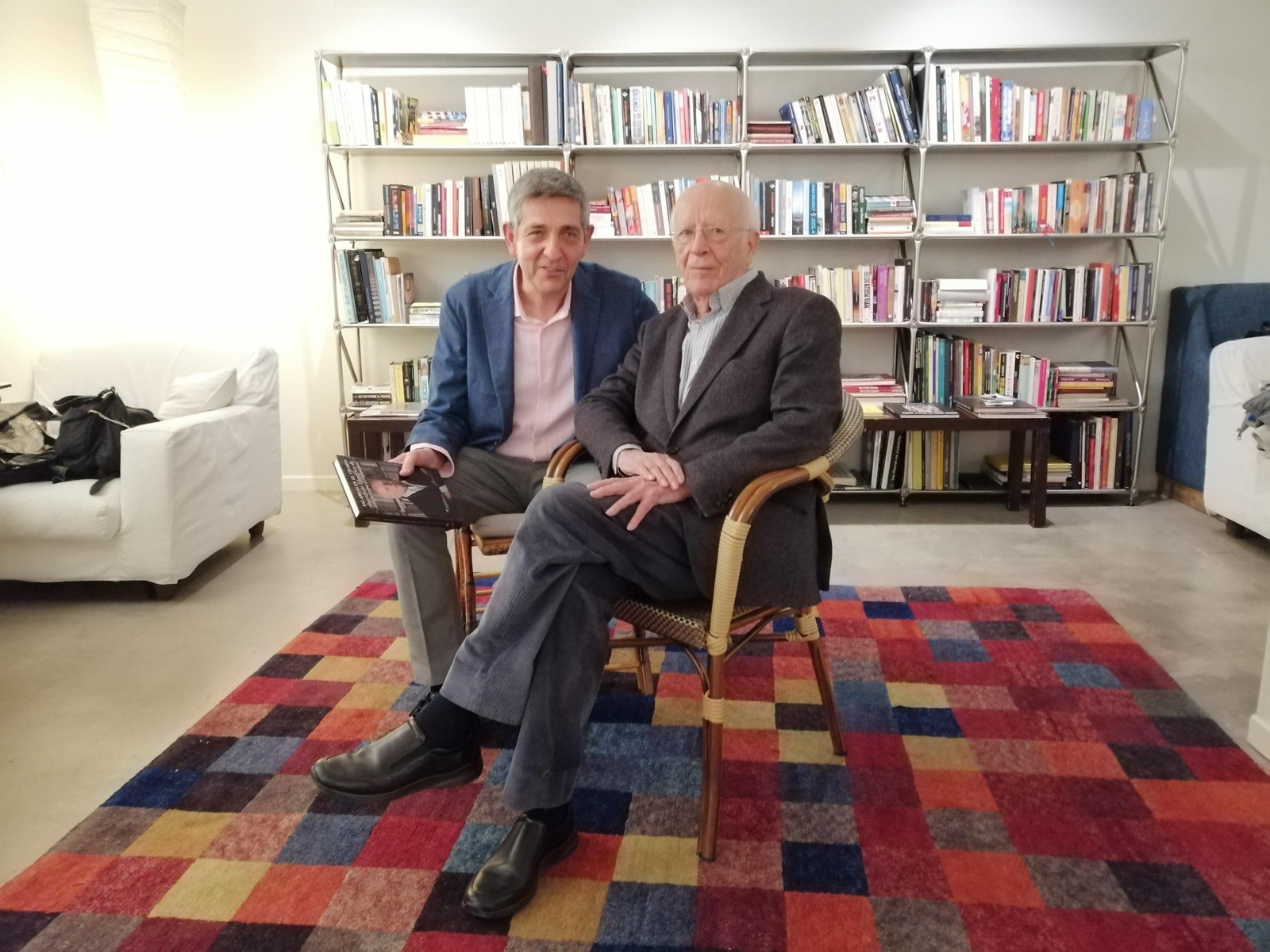 Los filósofos Cipriano Játiva y Emilio Lledó, durante la presentación de 'Palabras en el tiempo' en el Hotel de las Letras.