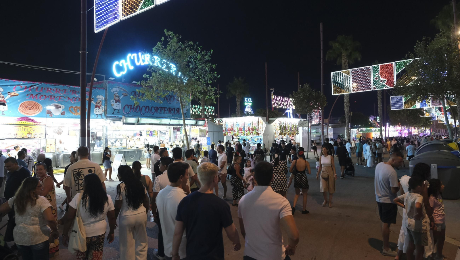 El pregón de la Feria de Almería 2025 y el encendido de la portada, en imágenes