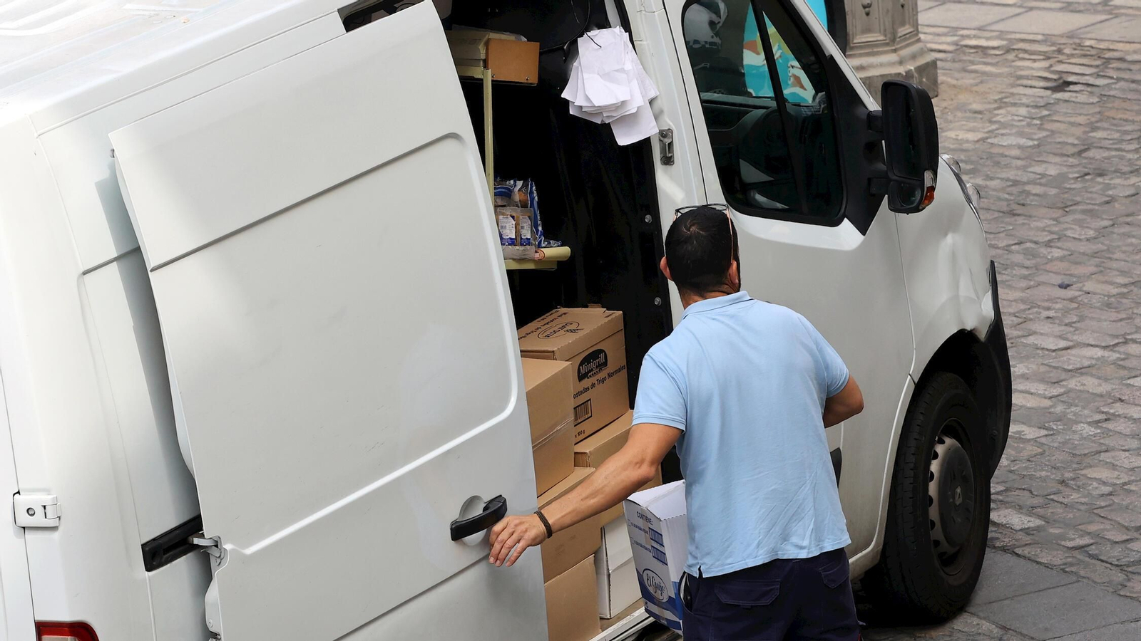 Un repartidor con una caja para su entrega en el centro de Jerez.