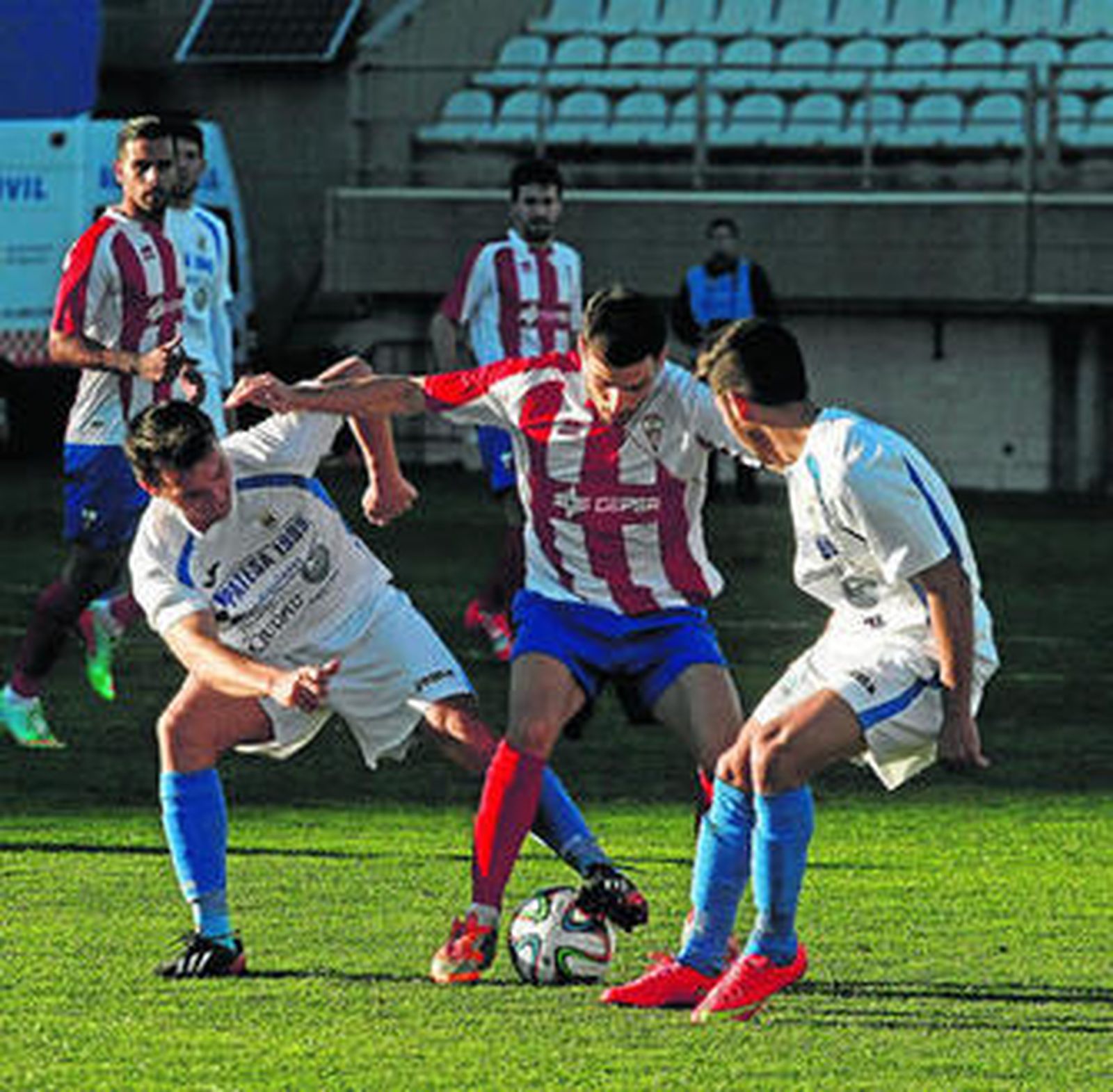 Melchor lucha con dos jugadores del Arcos para intentar llevarse un balón.