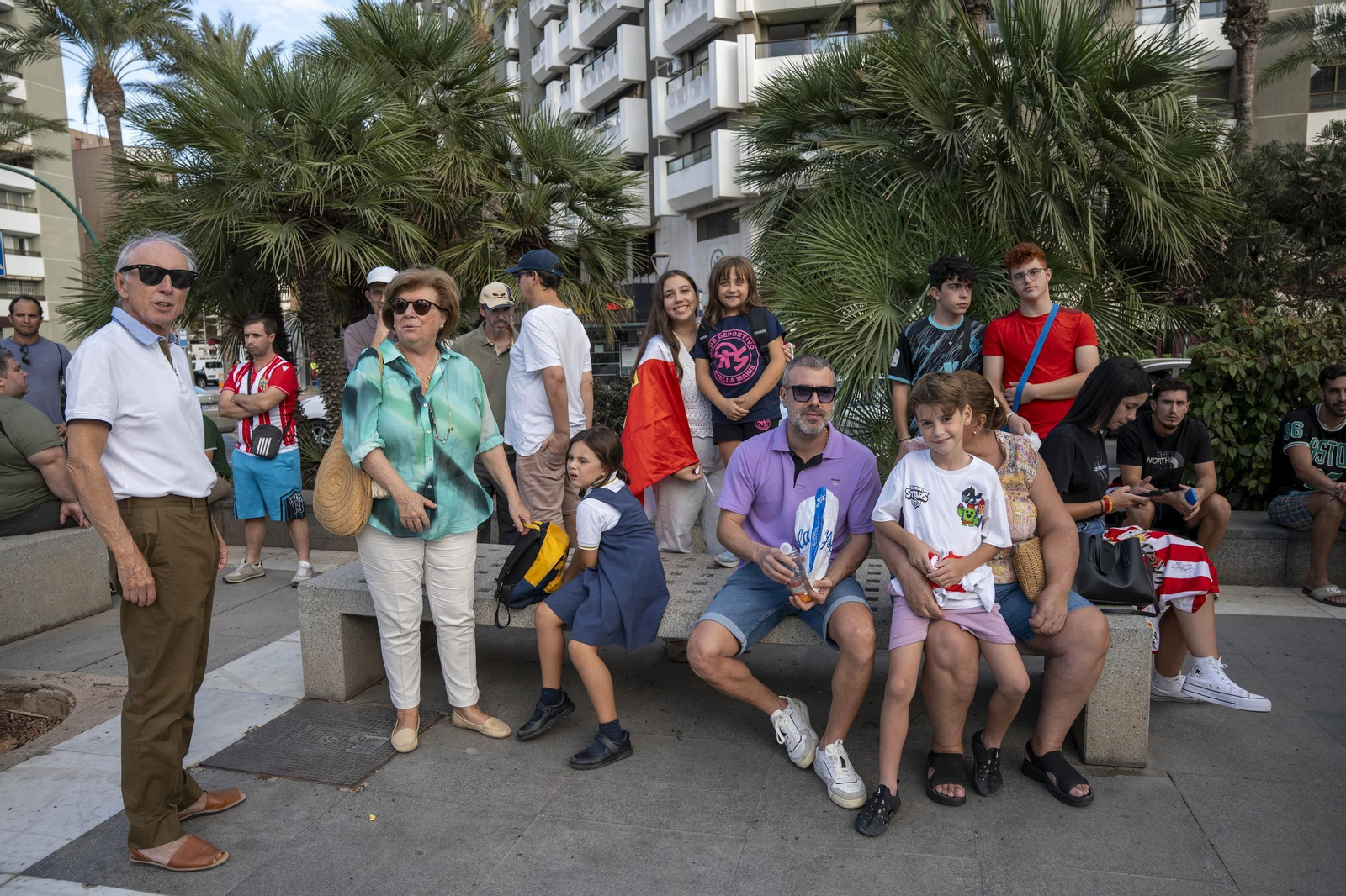 Los jugadores de la UDA Thalys y Andrés firman autógrafos