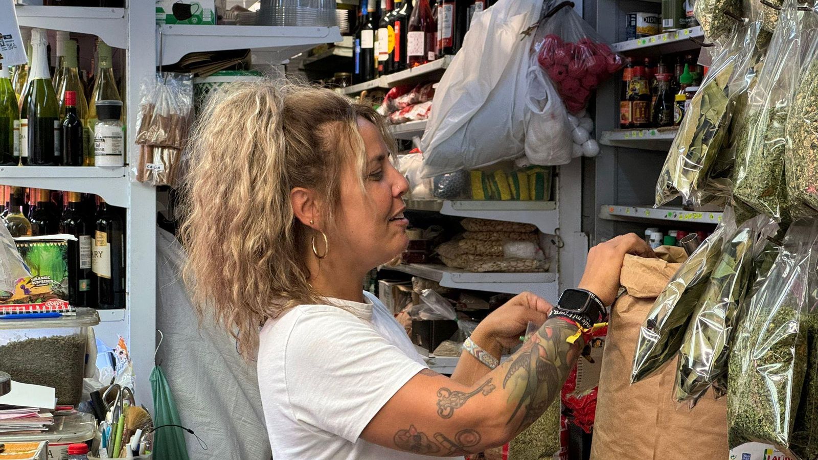 Chelo Peláez empleada de Las especias de Atarazanas en Mercado de Atarazanas
