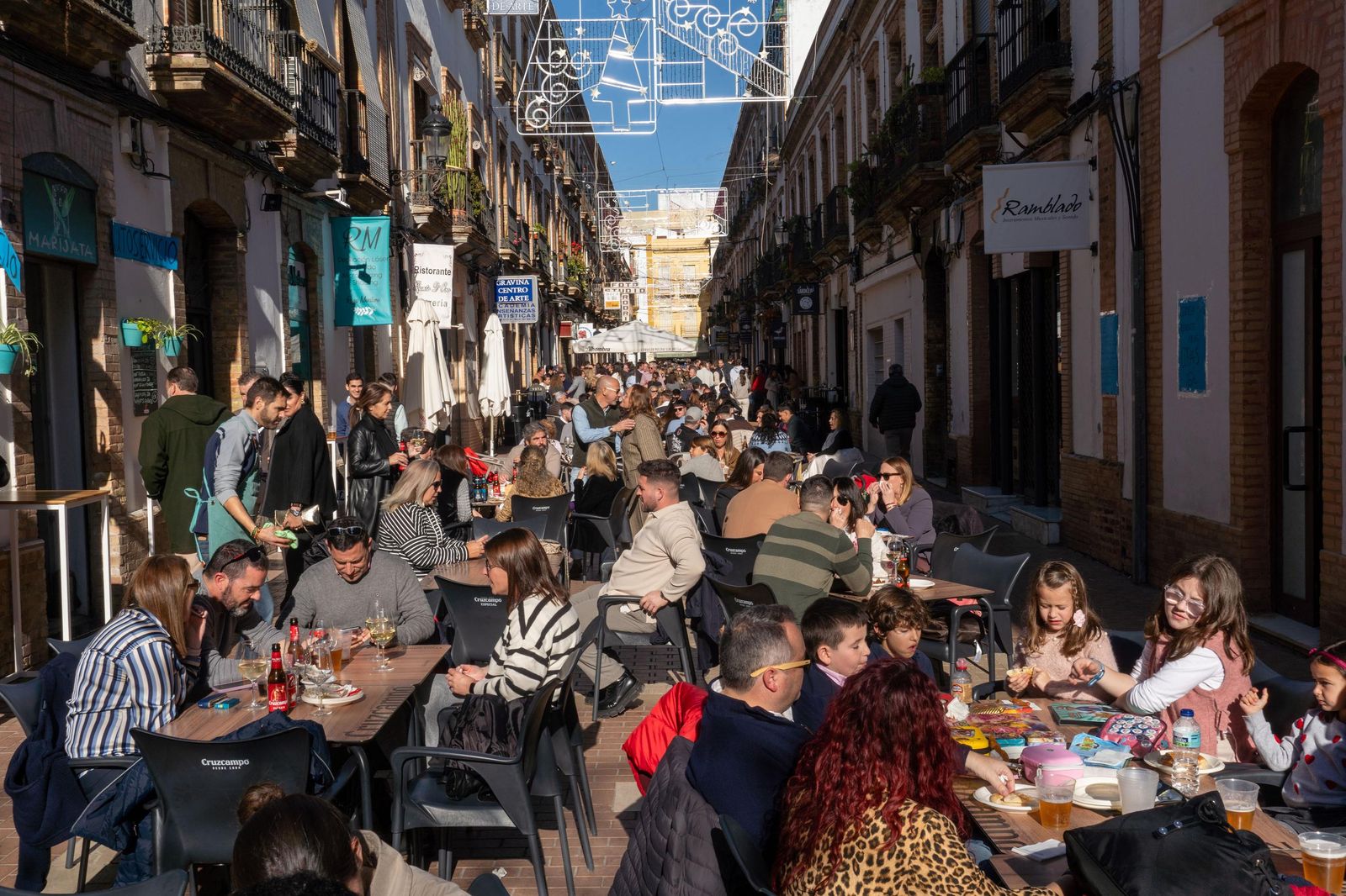 Imágenes de la fiesta del 31 de diciembre en las calles de Huelva