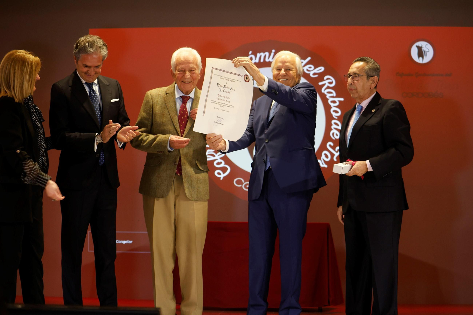 El Cordobés, cofrade de honor de la Cofradía Gastronómica del Rabo de Toro