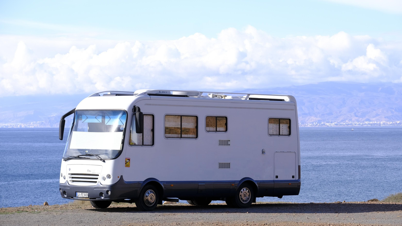 Imágenes de las caravanas estacionadas en el Parque Natural Cabo de Gata-Níjar