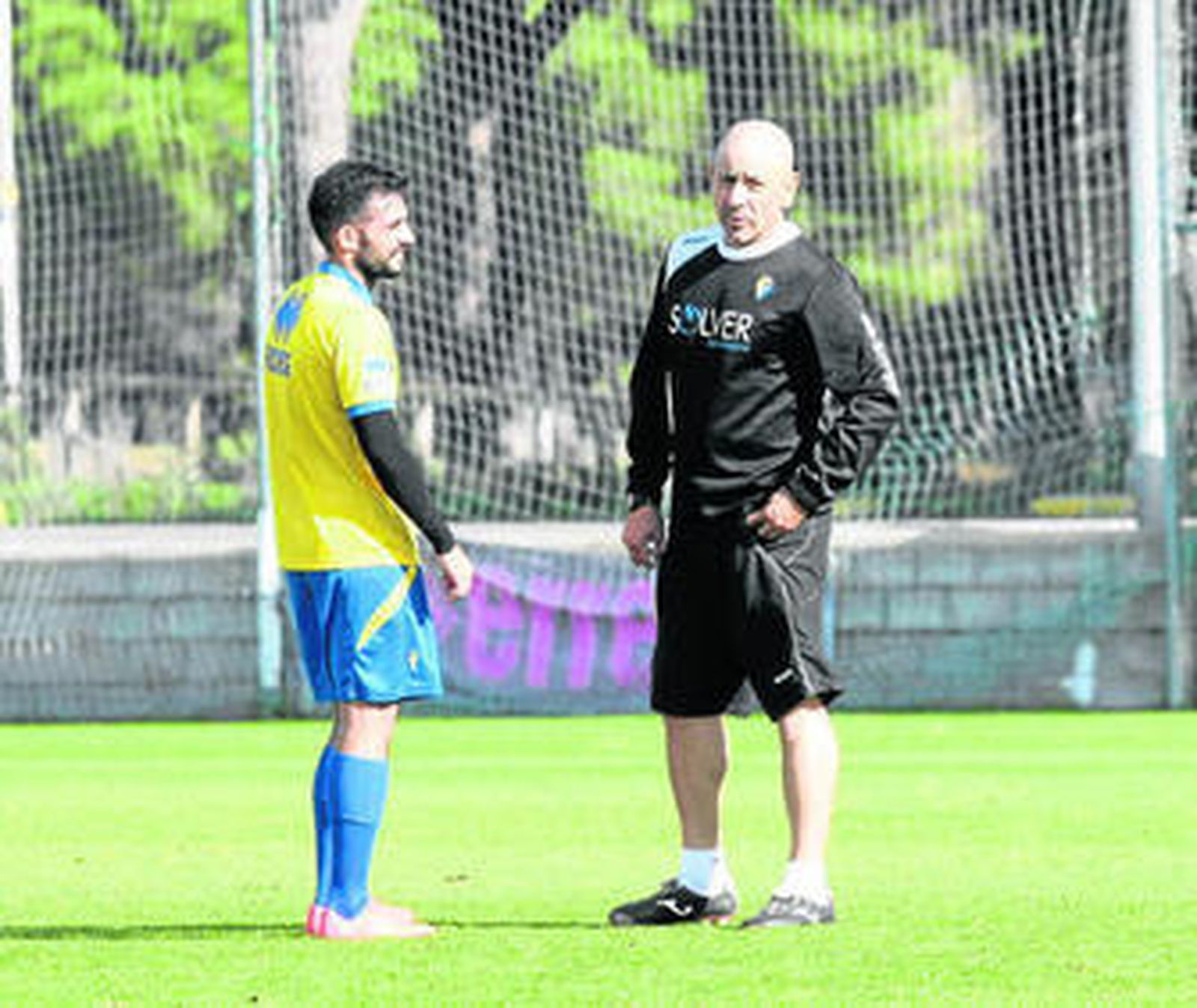 Óscar Rubio (i) y Claudio Barragán hablan después de una sesión.