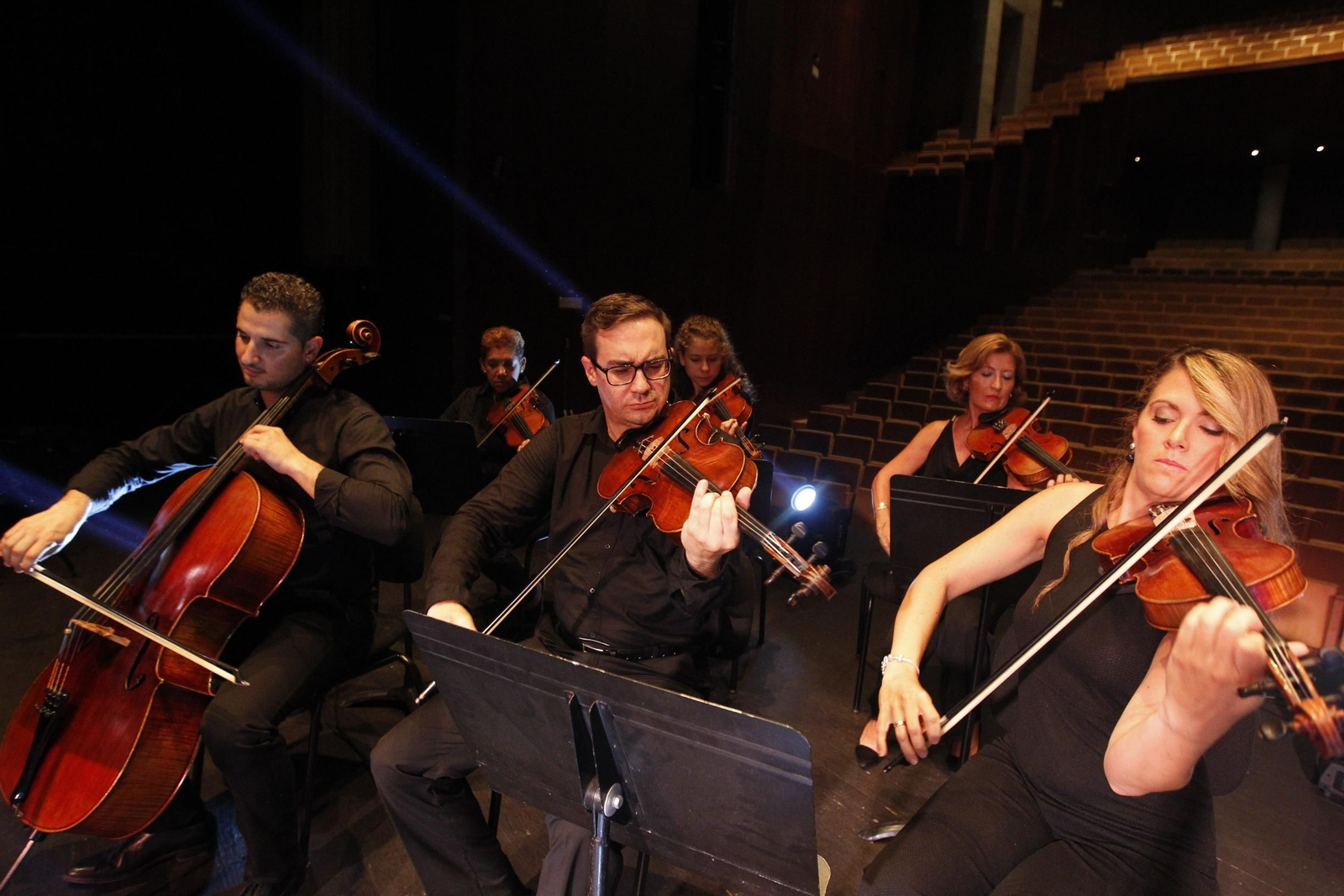 El almeriense Sergio Núñez junto al tenor Celso Albelo durante la grabación del videoclip en Roquetas.