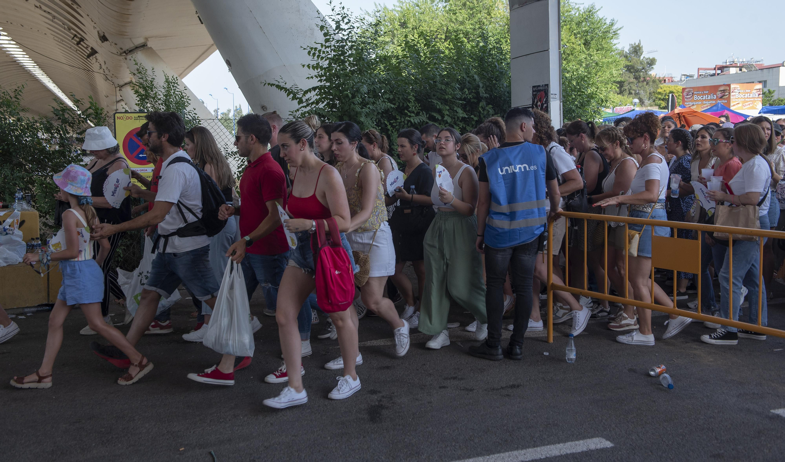 Calor y buen ambiente en la entrada del concierto de Manuel Carrasco