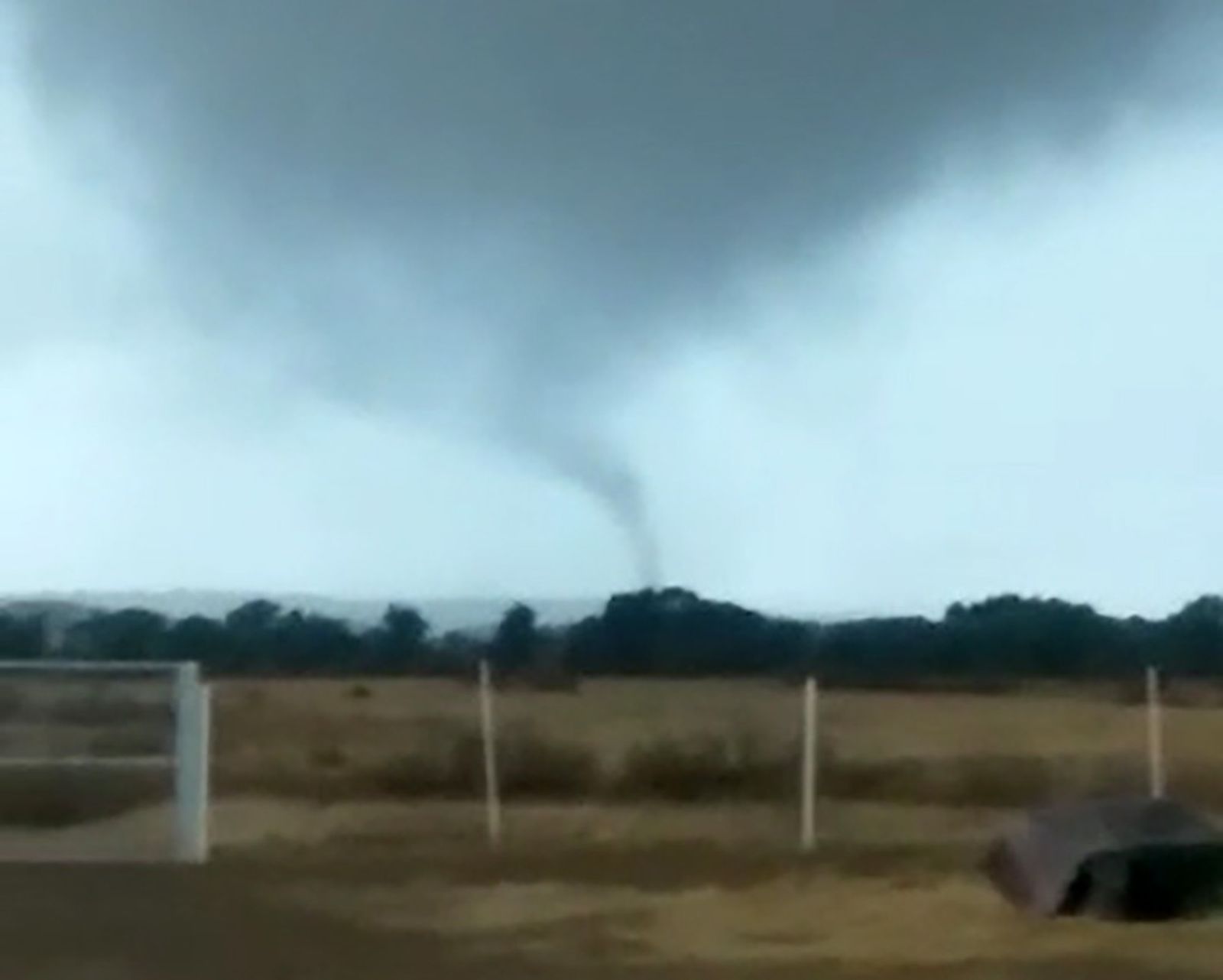 Imágenes de los destrozos provocados por un tornado en Villanueva de los Castillejos