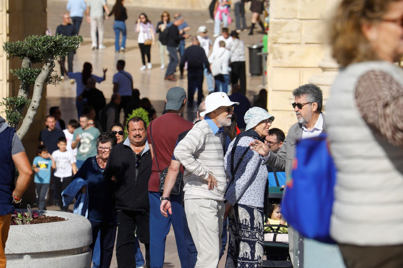 Las imágenes de Córdoba repleta de turistas en el Puente de los Santos