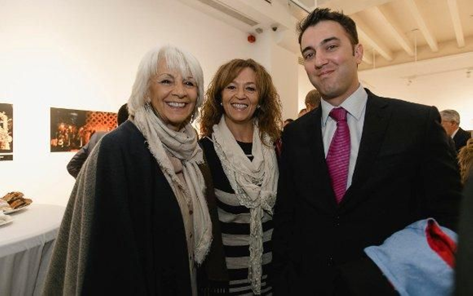 La concejal popular del Ayuntamiento de Cádiz y ex alcaldesa, Teófila Martínez, junto a Nuria Sánchez y Jesús Belgrano, de Jóvenes Empresarios. 

Foto: Lourdes de Vicente