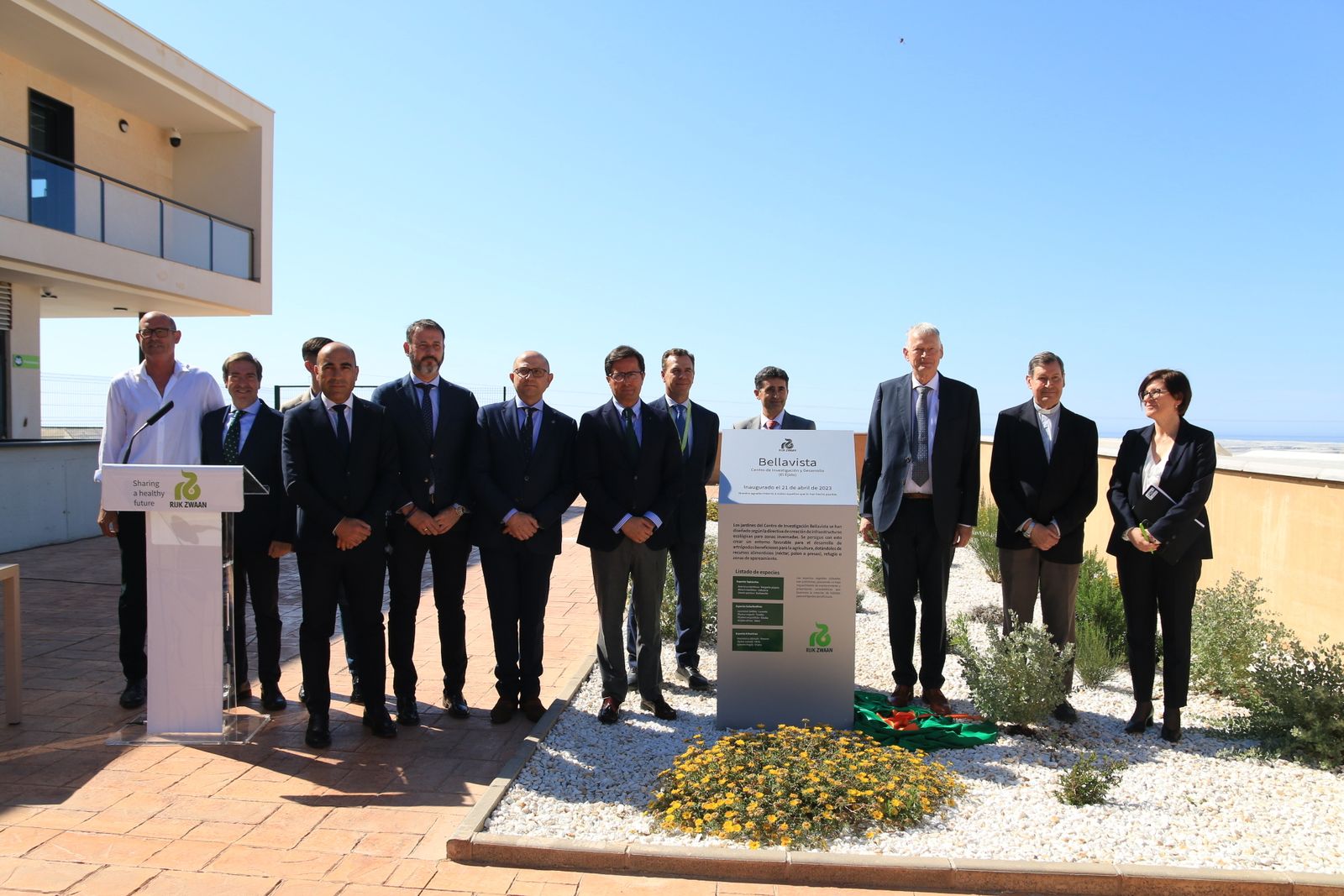 Foto de familia ante la placa de inauguración de la finca ‘Bellavista’.