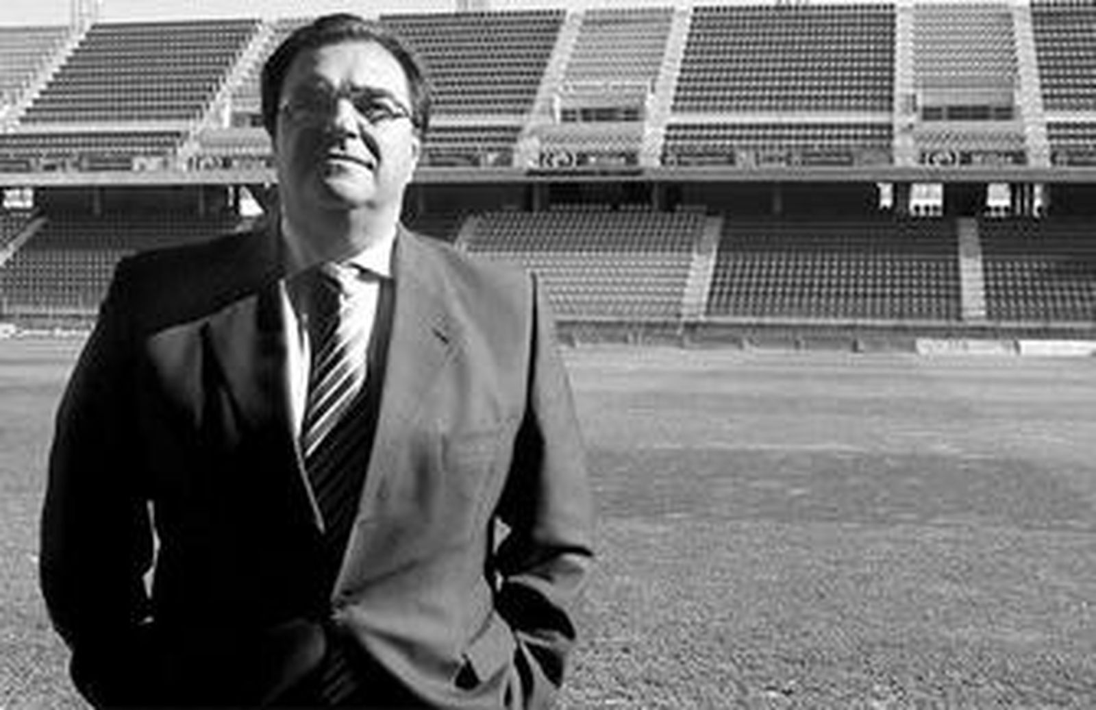 Santiago Pozas posa en el estadio Ramón de Carranza.
