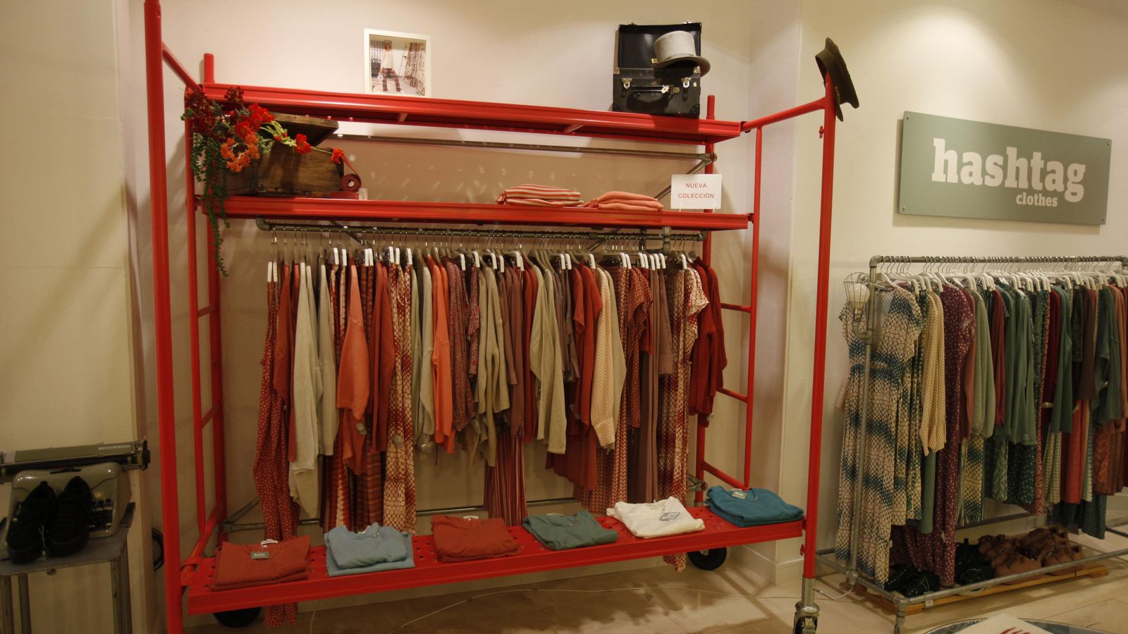 Un antiguo andamio sirve de muestrario de la colección.