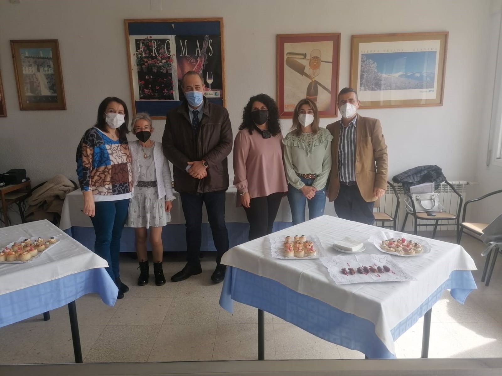 Barchino entrega diplomas a los alumnos en la clausura del curso de camarero.