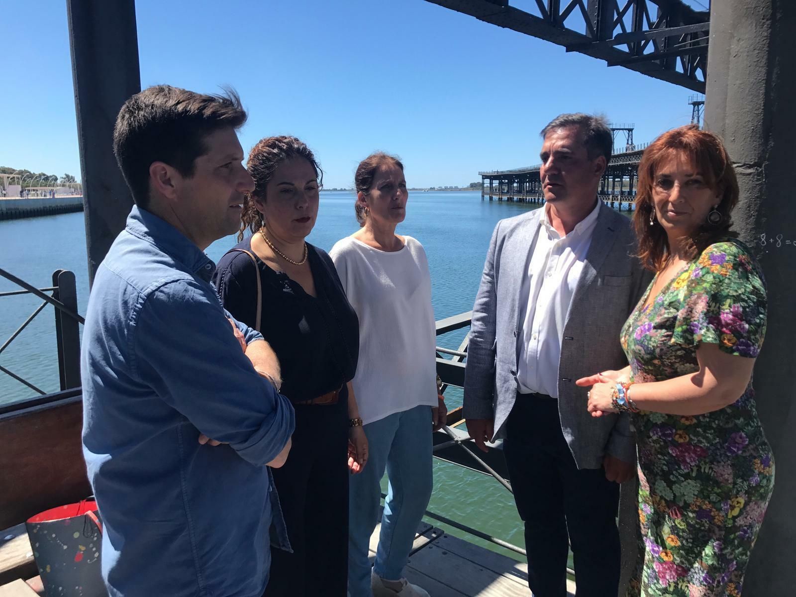 Néstor Santos junto a miembros de su equipo en el Muelle de la Rio Tinto.