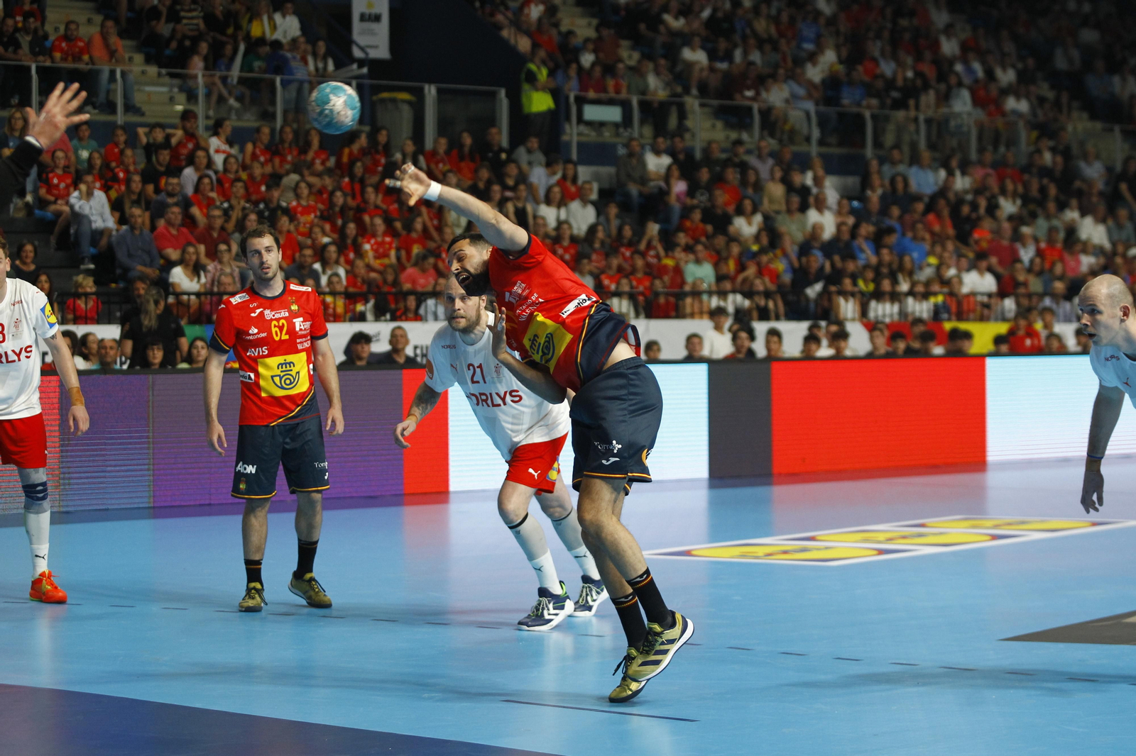 Imágenes del España-Dinamarca de la EHF Euro Cup de balonmano, en Almería