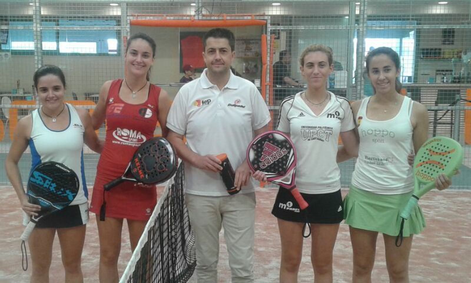 Carlota García (primera por la derecha) posa durante el Campeonato de España celebrado en León.