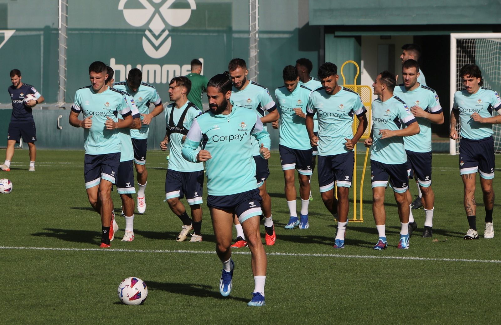 Isco, con la pelota, mientras hace carrera continua por delante del resto de compañeros en la sesión de trabajo de ayer en la ciudad deportiva.