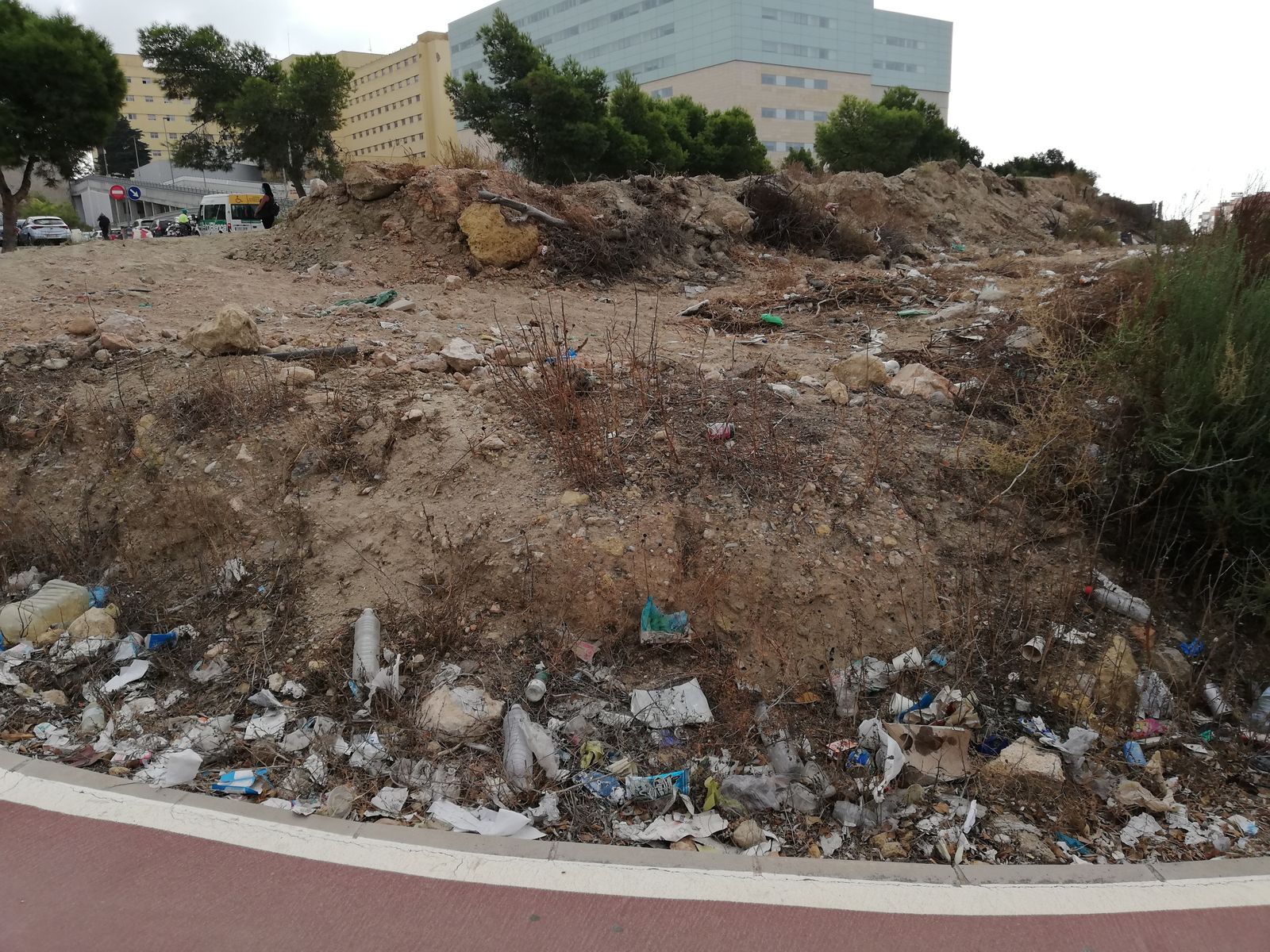 Basura acumulada alrededor del Hospital Torrecárdenas