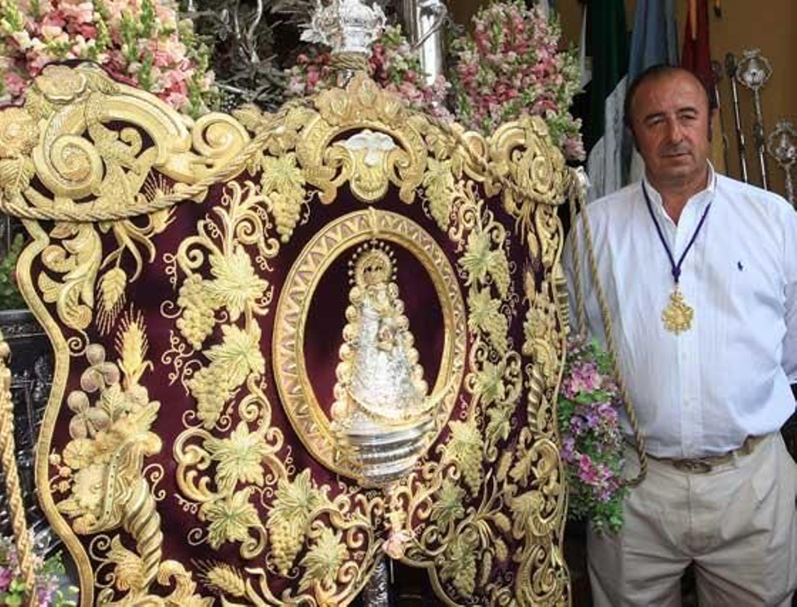 Francisco Gómez, junto al Simpecado de la hermandad del Rocío de Jerez.

Foto: Juan Carlos Toro