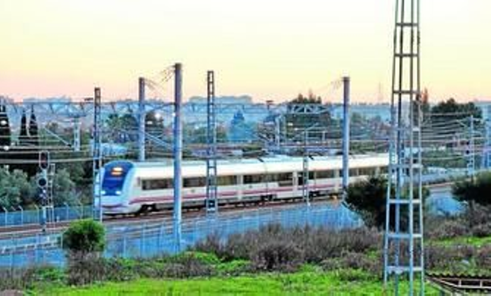 Un tren de la red de Media Distancia saliendo de la ciudad.