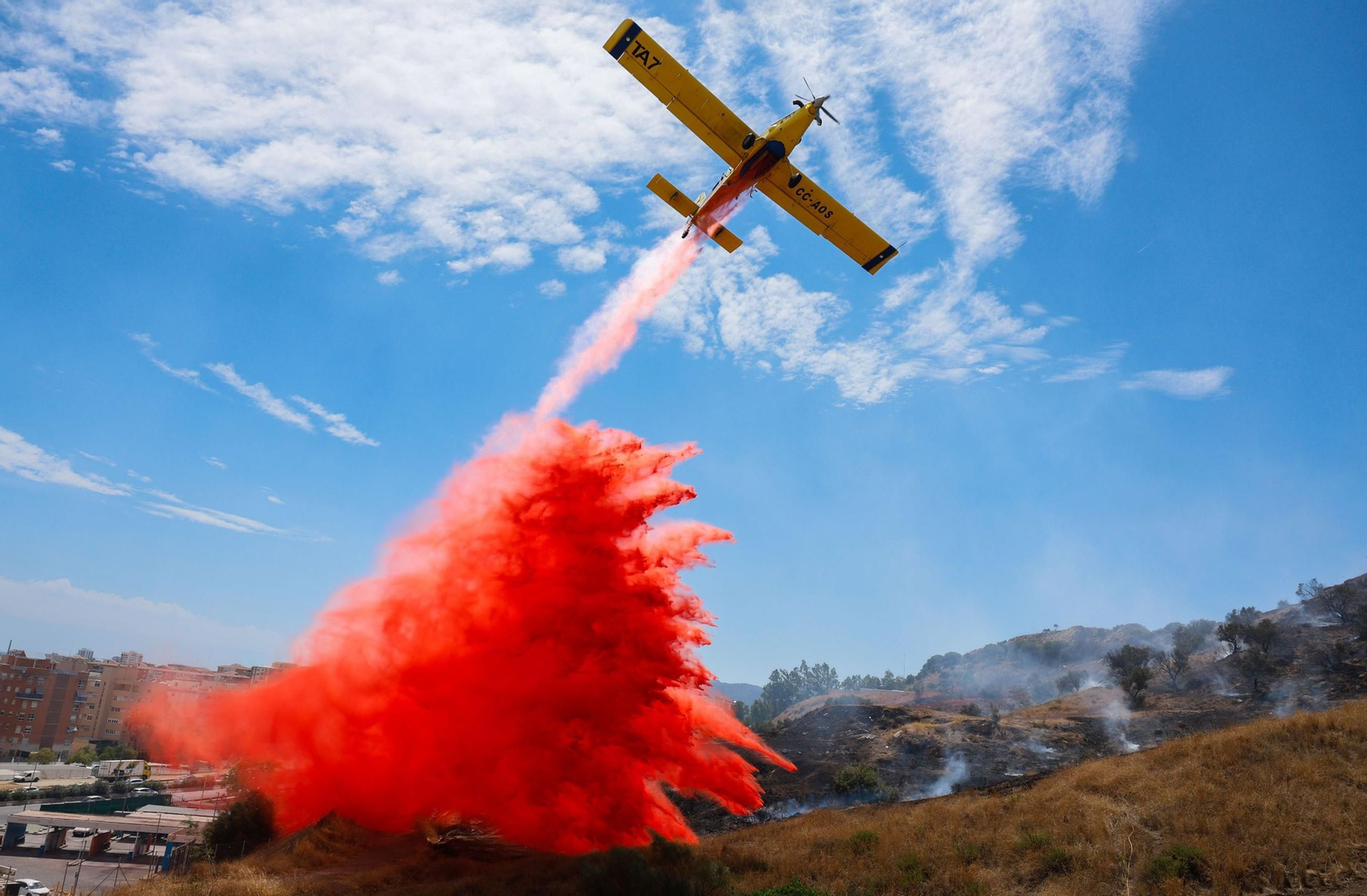 Una avioneta durante las labores de apagado este 1 de septiembre.