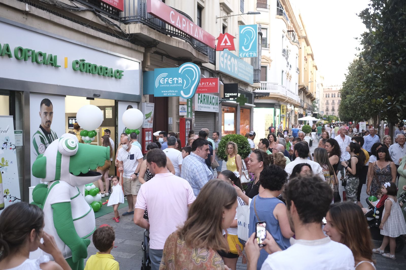 Gente agolpada en la tienda del CCF.