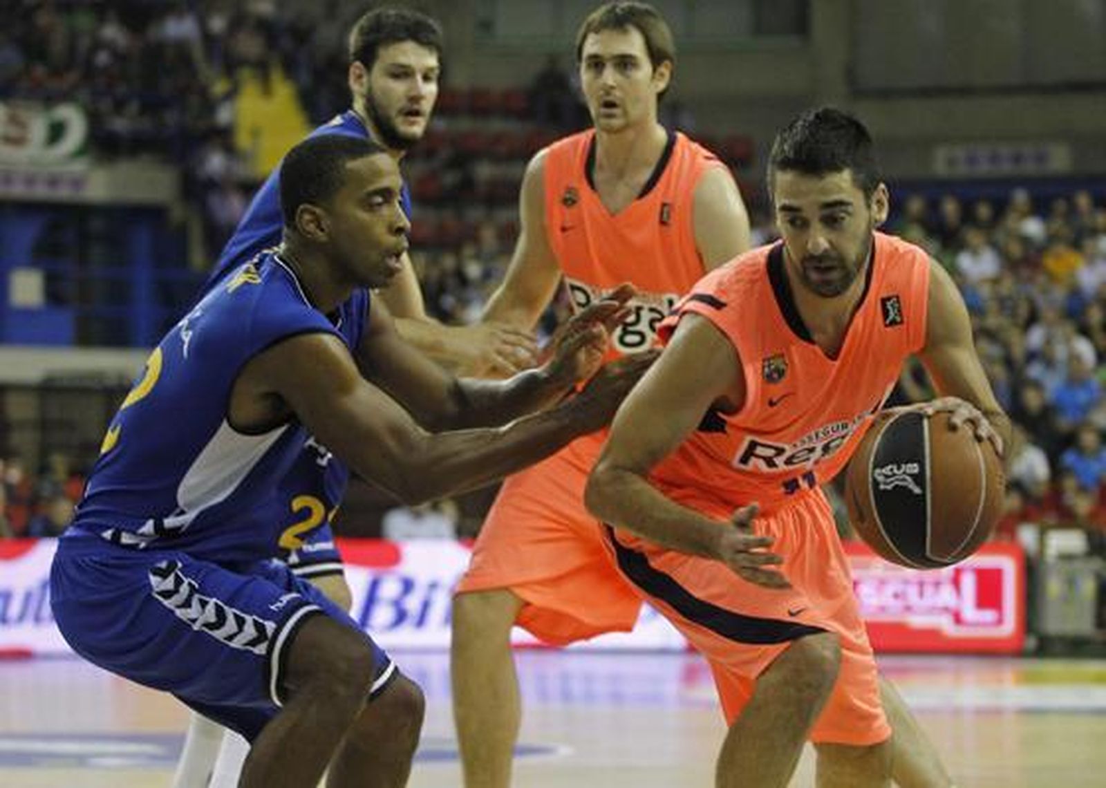 El Cajasol pierde con el Barcelona en San Pablo. / Antonio Pizarro