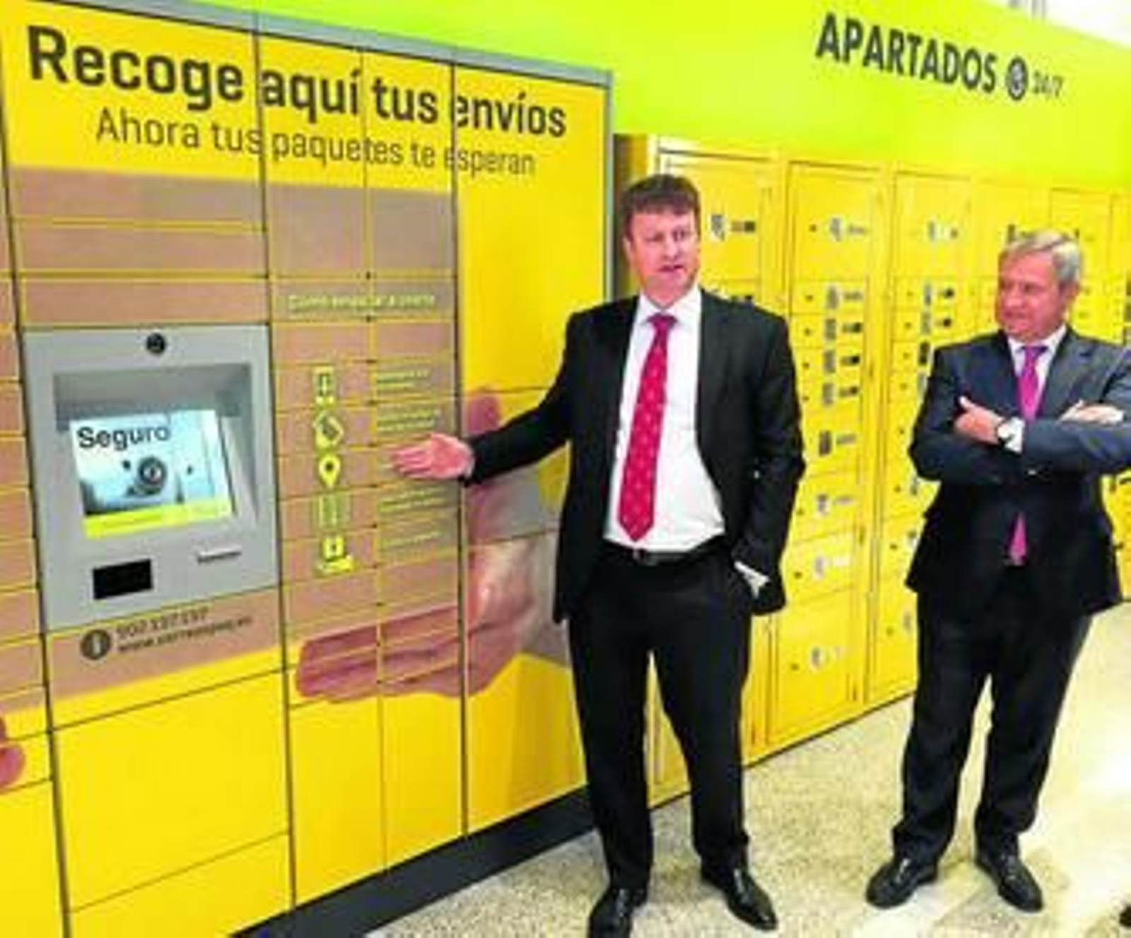 Todd Hooper, director adjunto de Operaciones, y Javier Cuesta, presidente de Correos, ayer en Málaga.