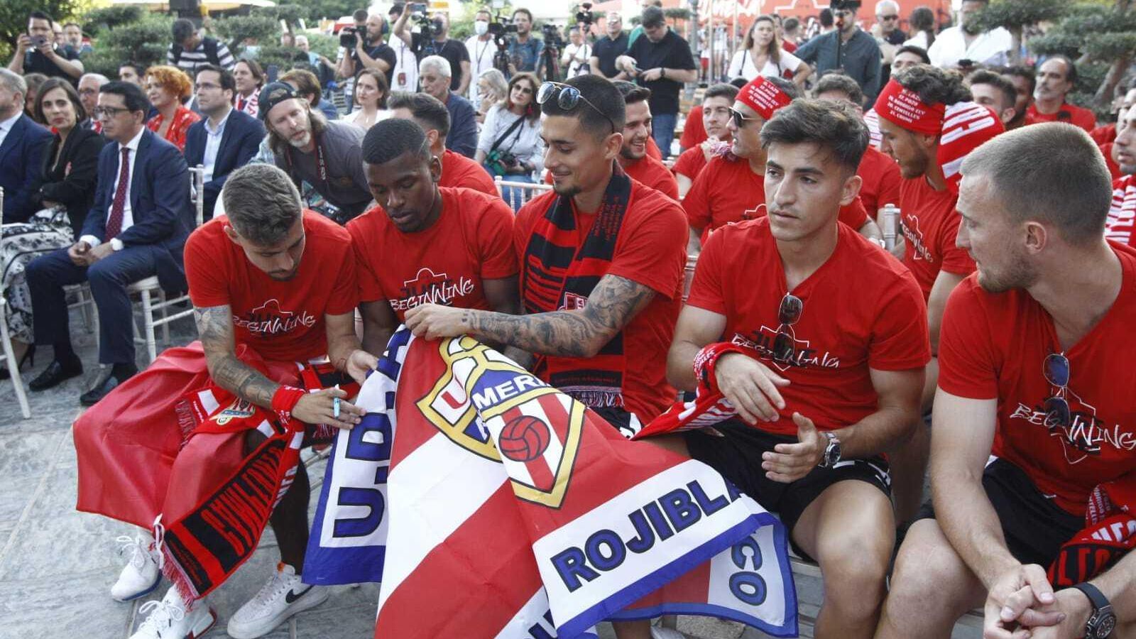 Varios jugadores rojiblancos con una bandera en la recepción en Alcaldía