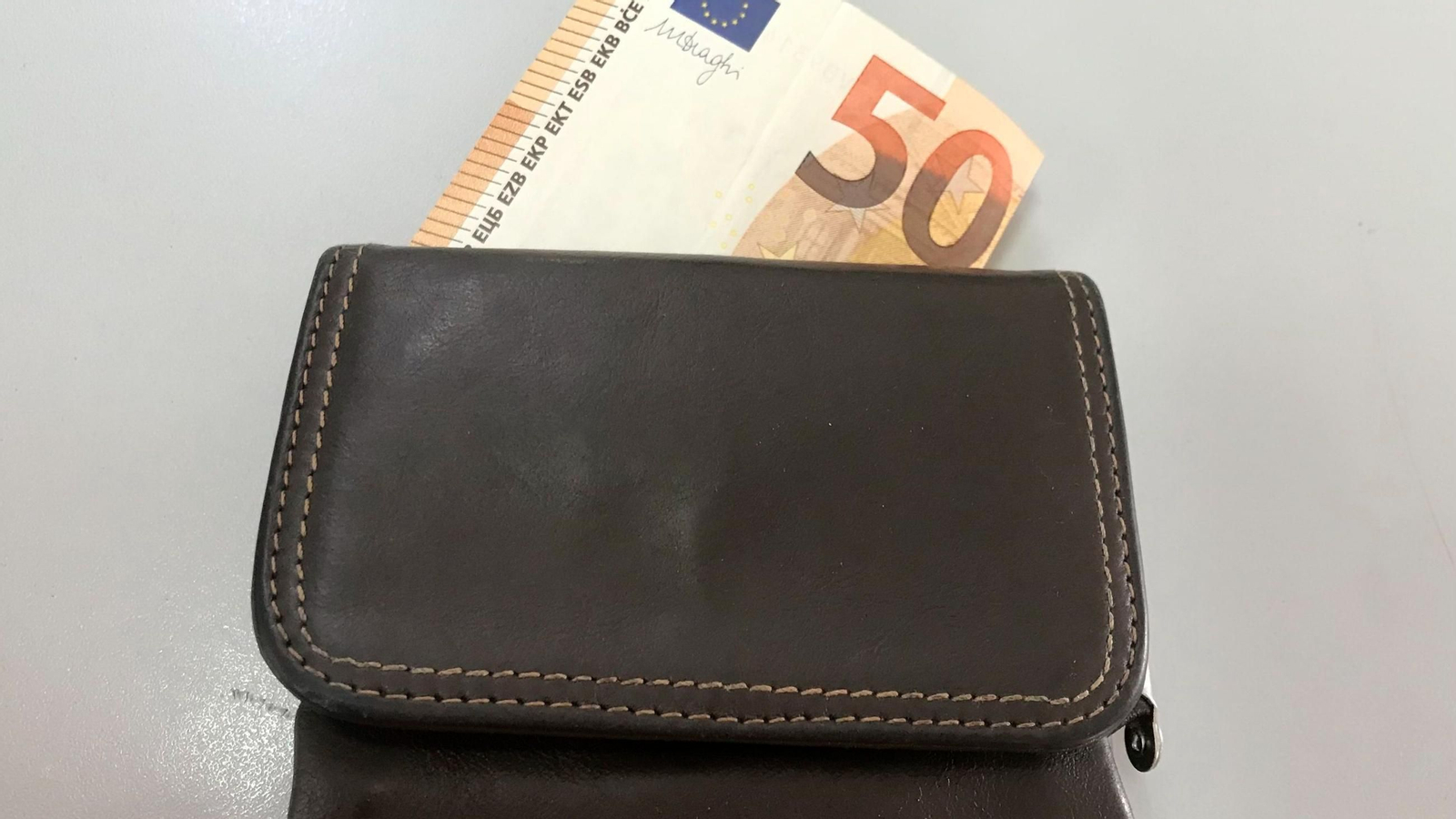 Una cartera con dinero | Imagen de archivo