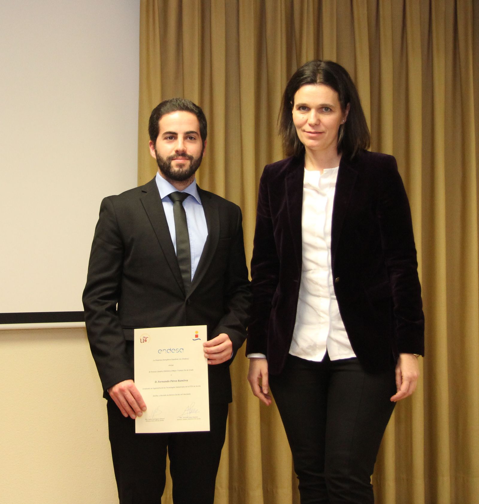 El premiado, Fernando Pérez,  con Pilar Nieto, de la empresa Endesa.