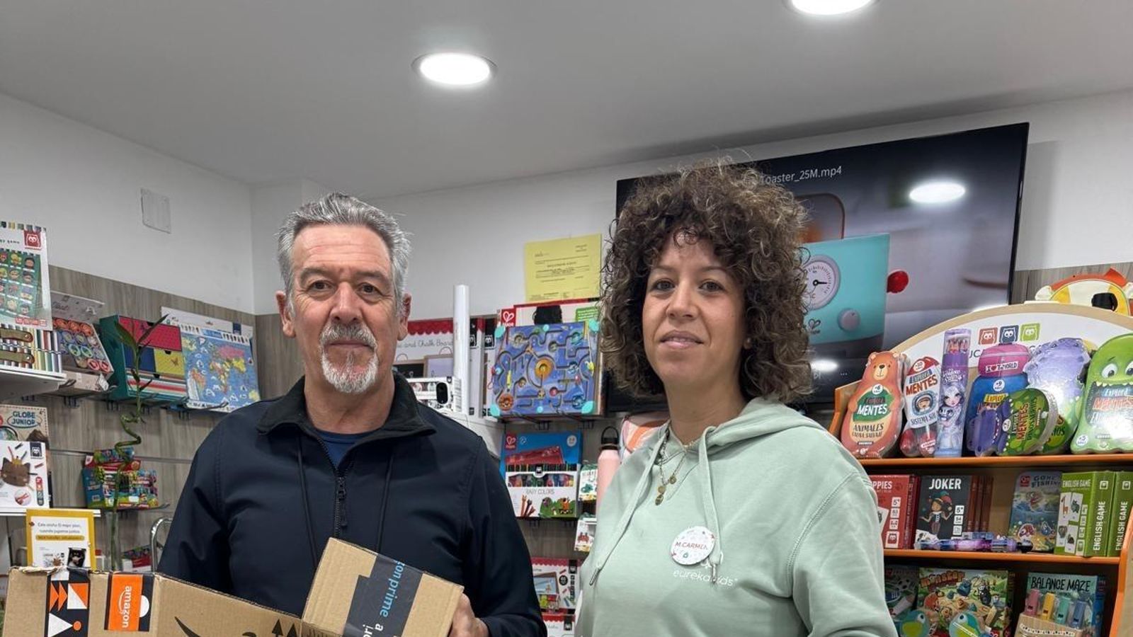 Mari Carmen Molina y su padre, empleados una tienda de juguetes, en Lucena.