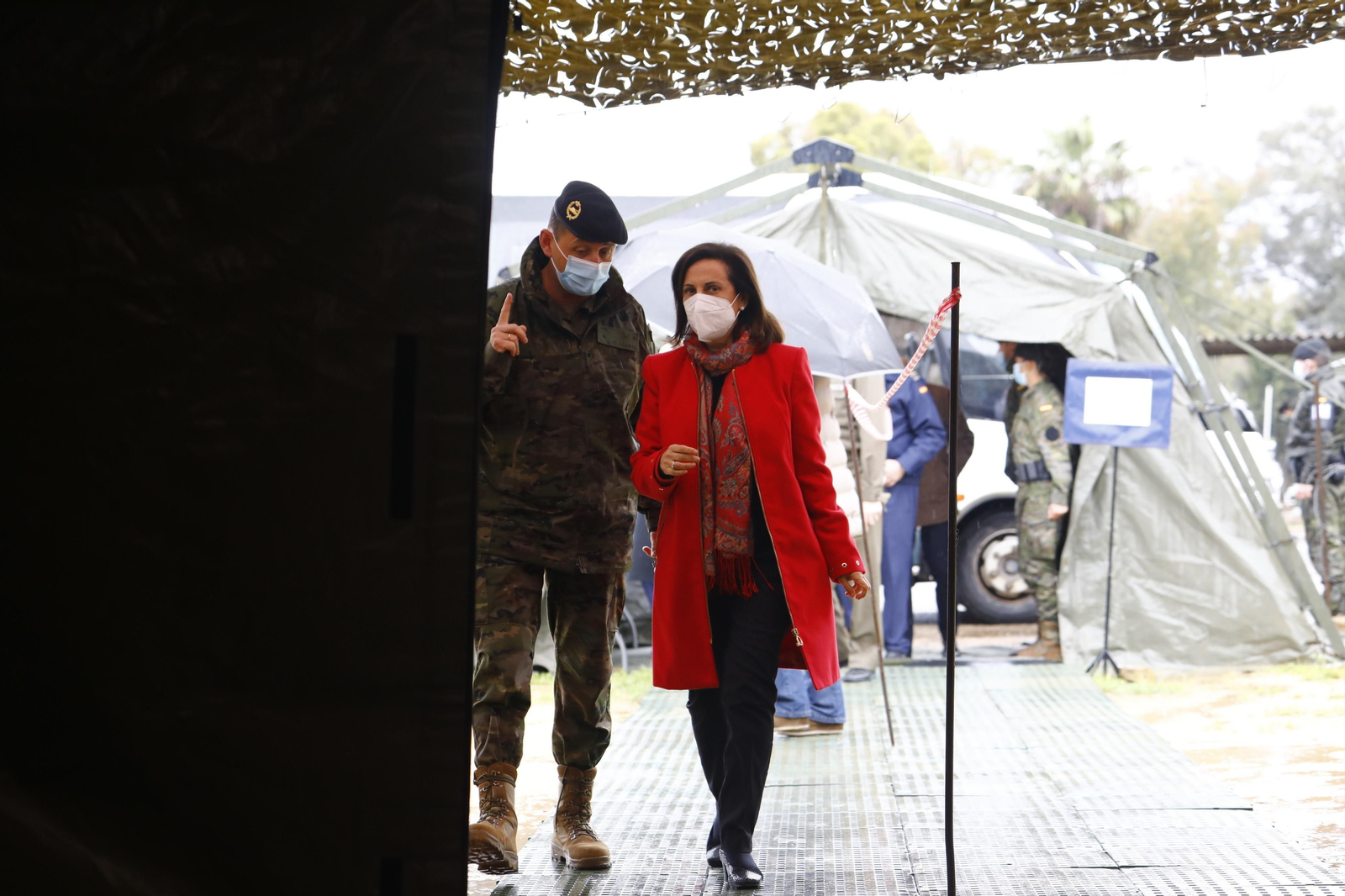 La visita de Margarita Robles a la base militar de Cerro Muriano, en imágenes
