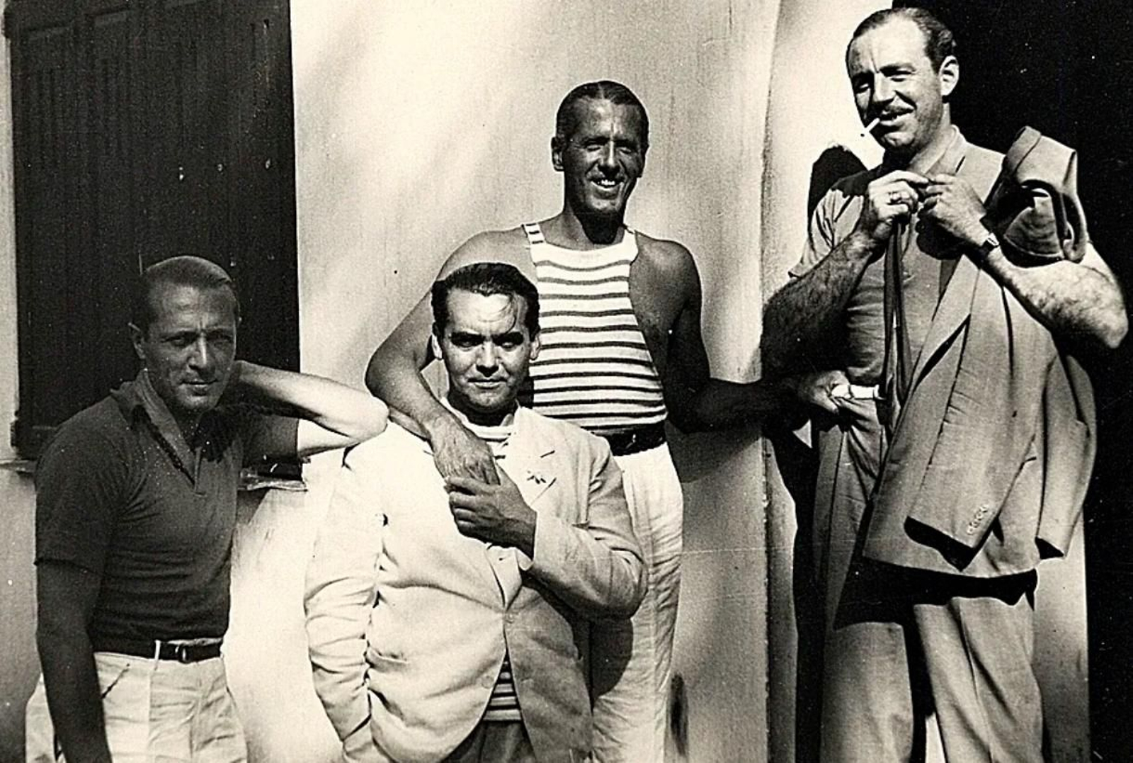 Federico acompañado posando junto a varias amistades