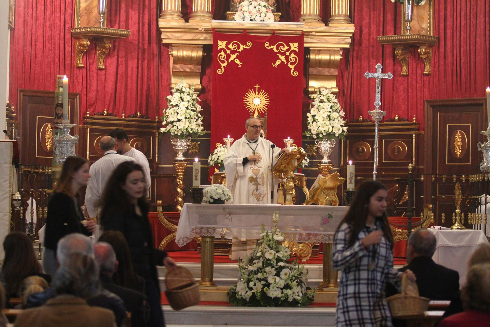 Procesión Solemne  de la Hermandad de La Vera Cruz, con el Santísimo Sacramento.