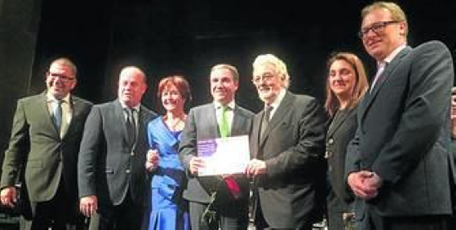 Bendodo recibe el galardón de manos de Plácido Domingo.