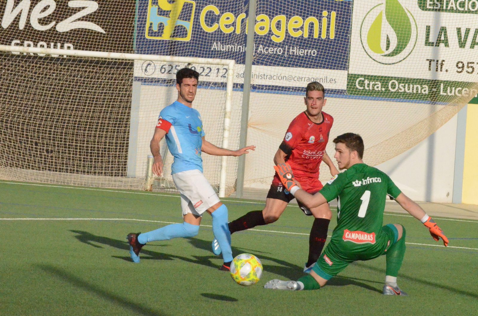 El pontano Maero está a punto de batir al meta provenzal Javi Cuenca.