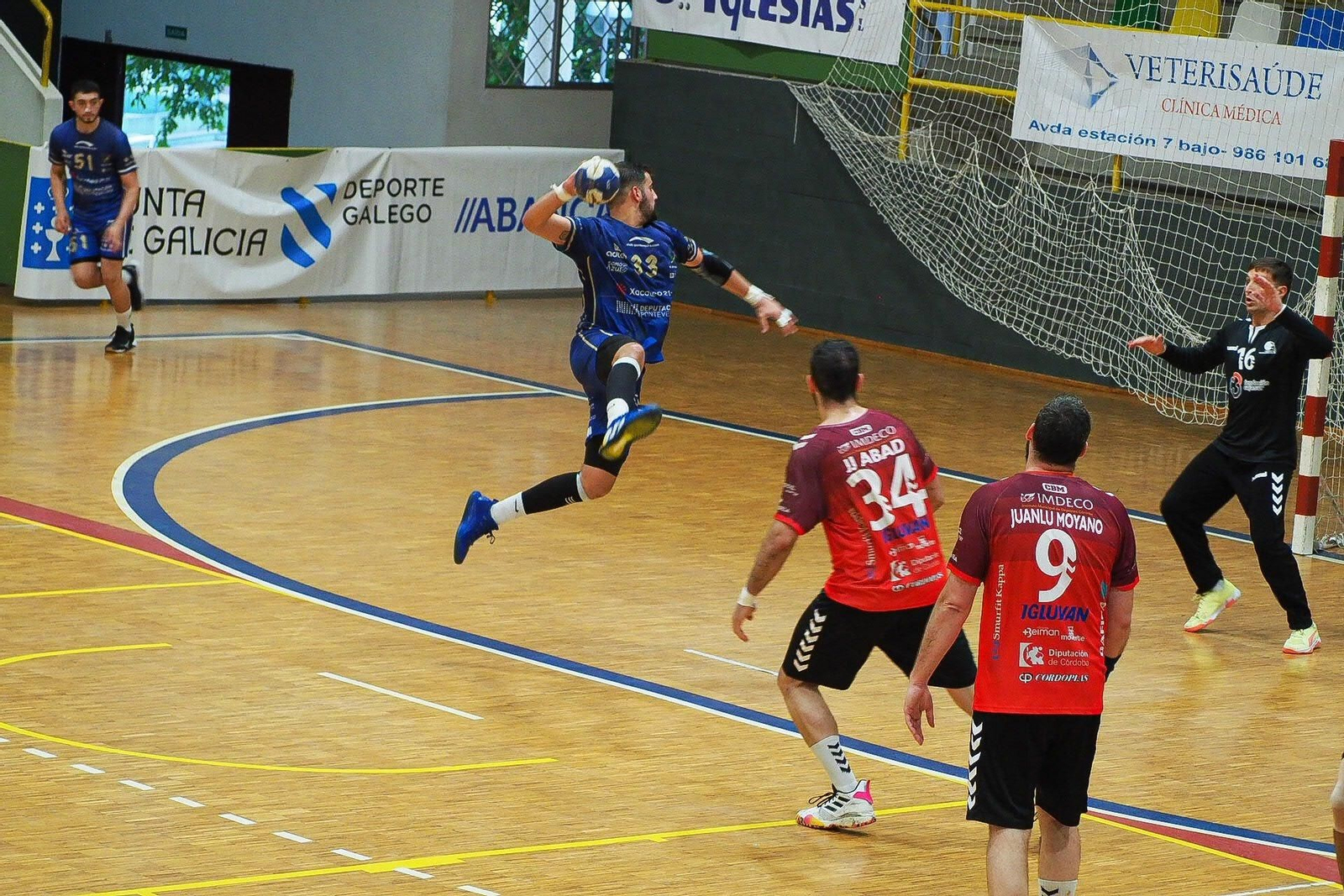 Acción de ataque del Teucro ante el Cajasur Córdoba BM.