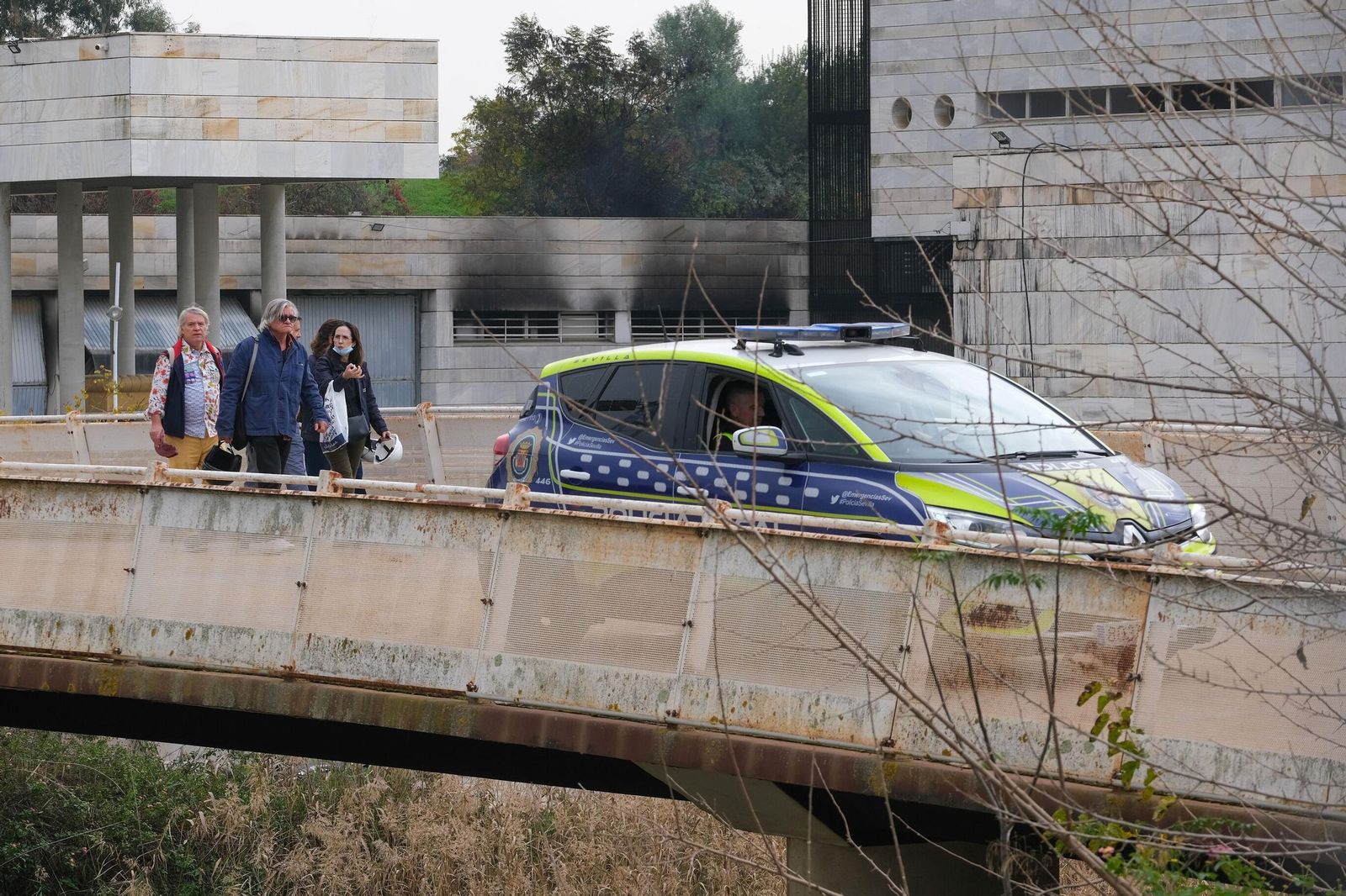 Técnicos municipales, durante su visita al auditorio.