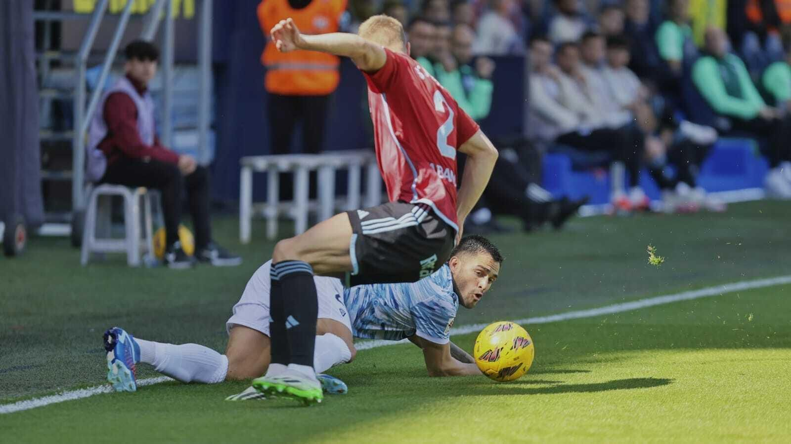 Maxi Gómez en el suelo en un lance del Cádiz-Celta.