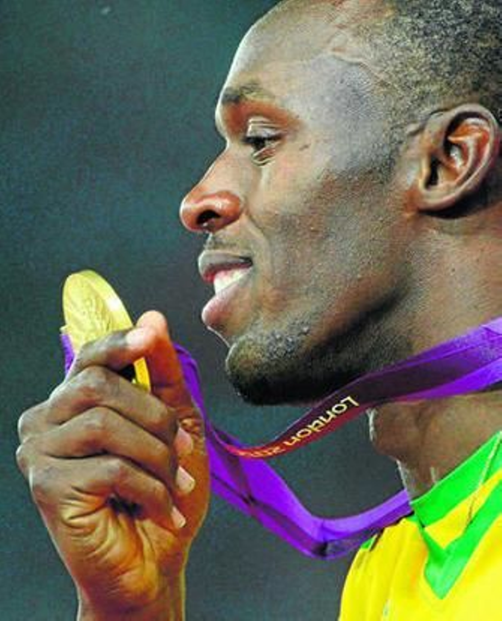 Usain Bolt sonríe tras recibir la medalla de oro por su victoria en la final de 200.