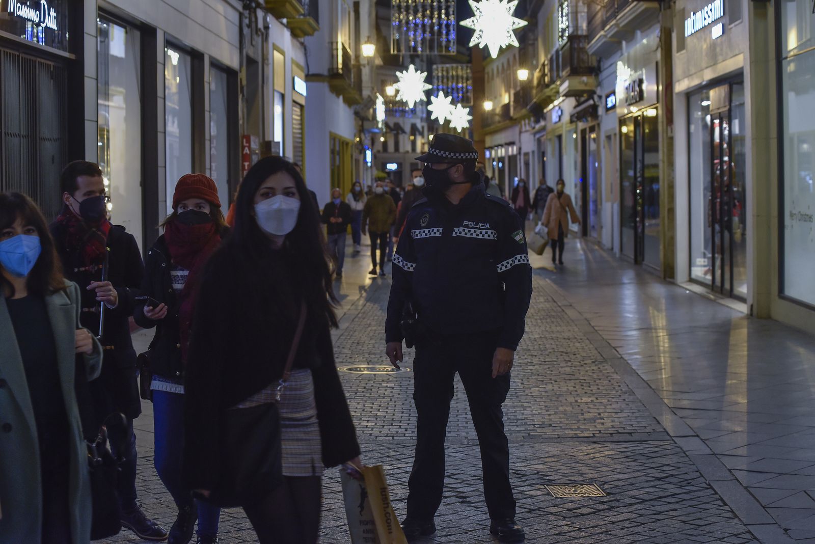 Sábado de ambiente, y encendido de luces de Navidad en Sevilla