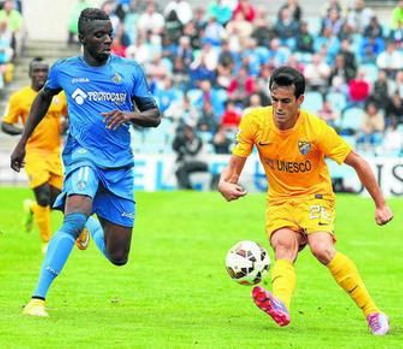 El francés Yoda, uno de los mejores jugadores del Getafe ayer, intenta robarle un balón a Juanmi.