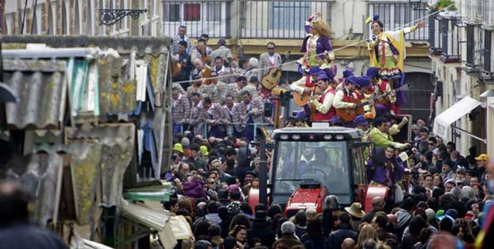 Gaditanos y foráneos tomaron las calles del centro en el primer fin de semana de Carnaval

Foto: Julio Gonzalez