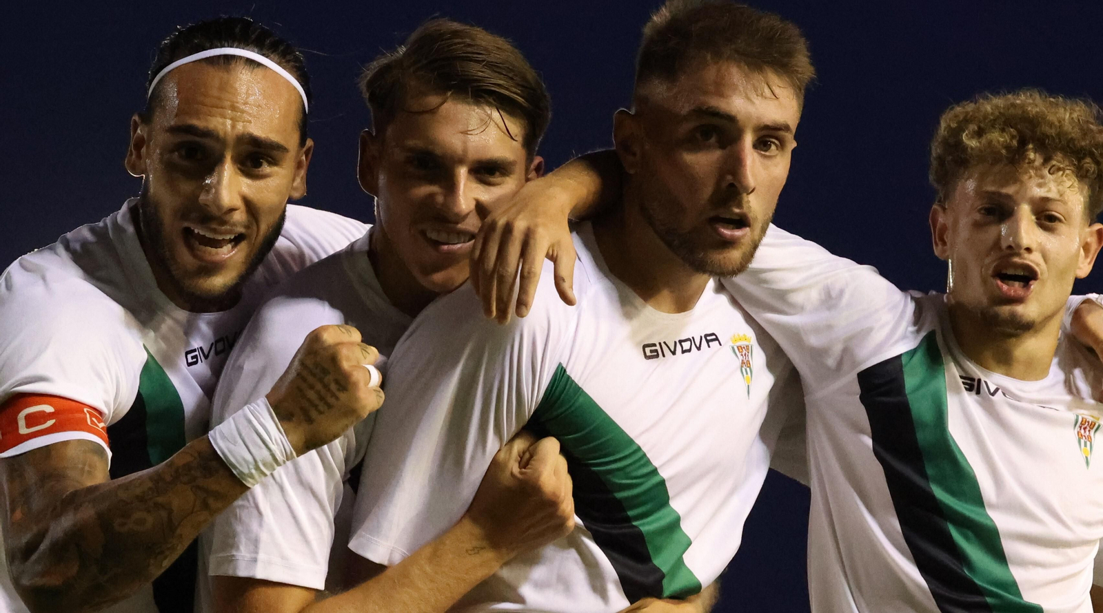 Gudelj, Álex Sala, Casas y Simo celebran el gol del Córdoba CF en Mérida.