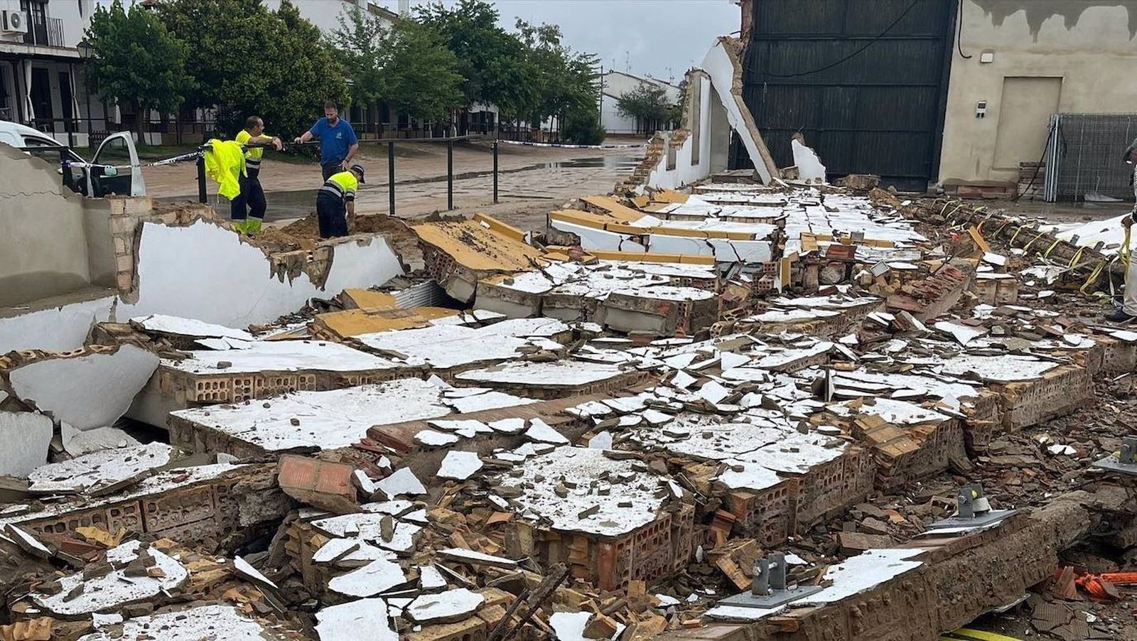 Así ha quedado  la fachada principal de la Hermandad de Isla Mayor en El Rocío