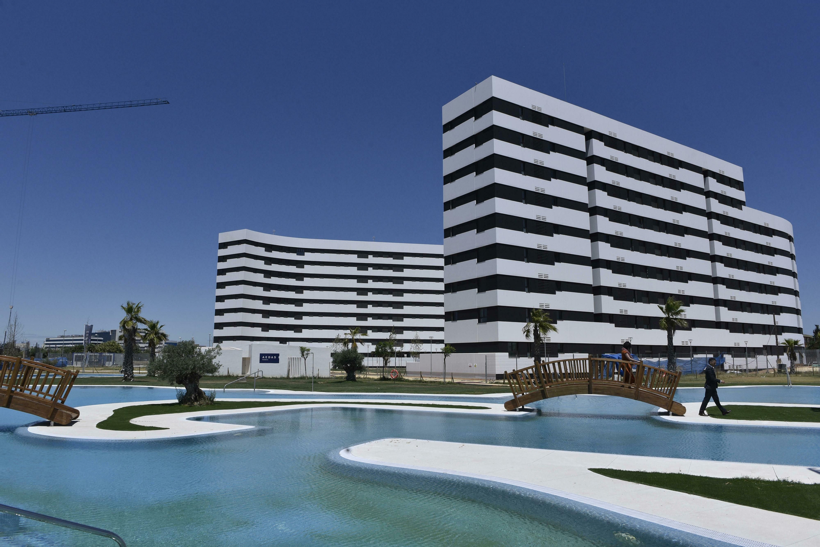 Vista general de las dos torres de pisos ya construidas con la gran piscina comunitaria.