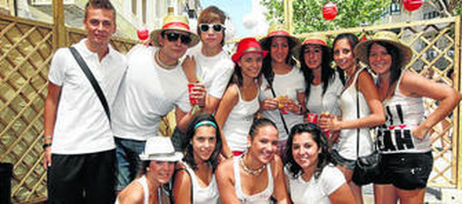 Paula, Alin, Estefanía, Juanjo, Laura, Carmen, Ocaña, Lola, Julia, Miriam y Miri, alumnos del Maestro Madilla, muy bien conjuntados, ocuparon un gran rincón del ambigú, pero lo llenaron de vida.